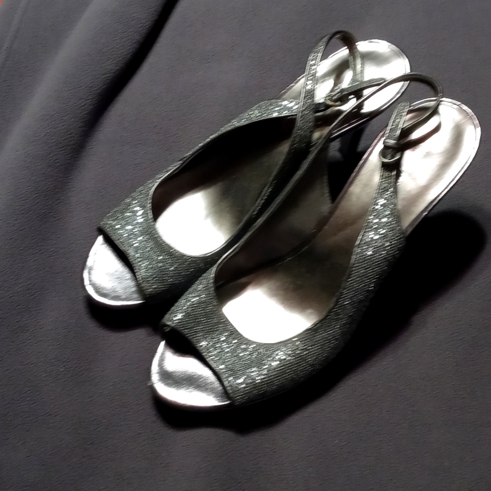 Nine West peep toe sling back party Heels